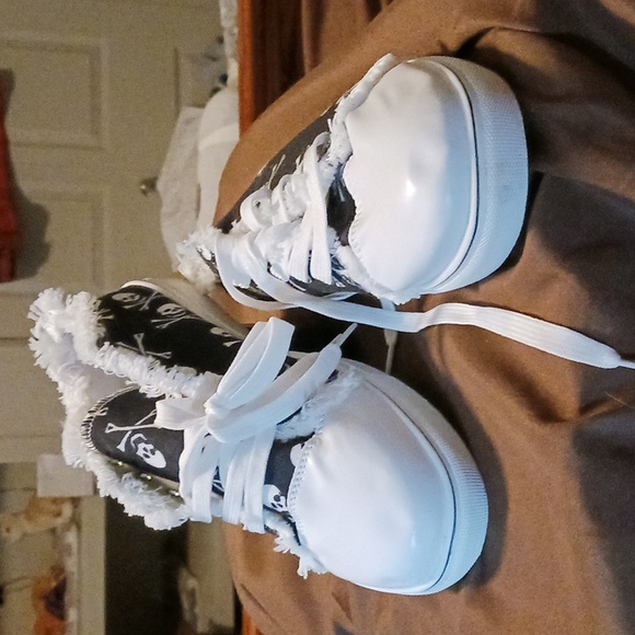 Skull & Crossbones Design Sneakers - Picture 12 of 16